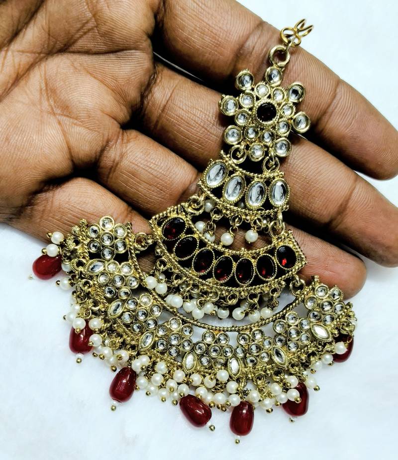 maroon maang-tikka kundan