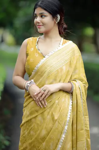 paisle print chiffon saree with unstitched blouse piece (yellow)