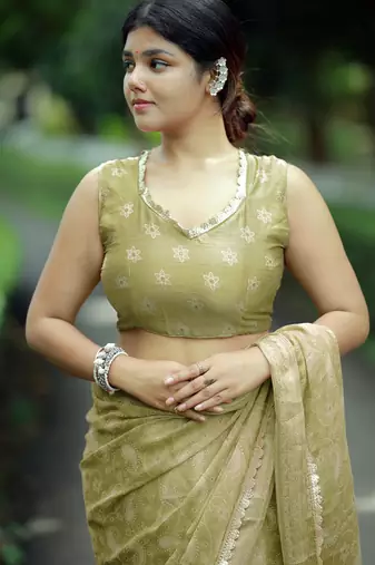 paisle print chiffon saree with unstitched blouse piece (green)