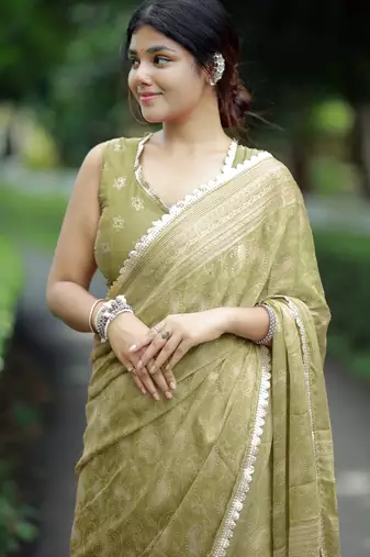 paisle print chiffon saree with unstitched blouse piece (green)
