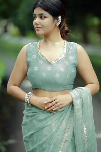 paisle print chiffon saree with unstitched blouse piece (teal)