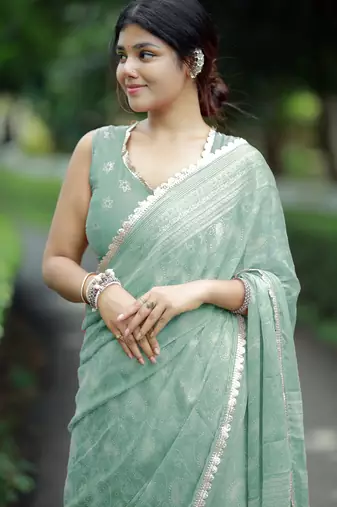 paisle print chiffon saree with unstitched blouse piece (teal)