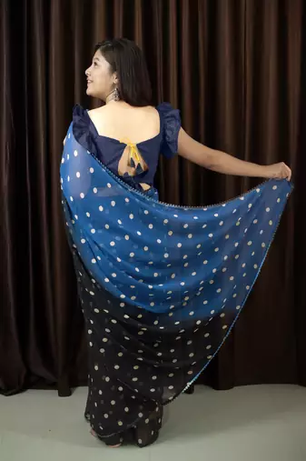 polka print georgette saree with unstitched blouse piece (grey)