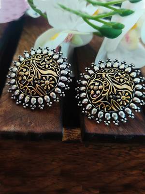 Dual-tone circular stud earrings 3