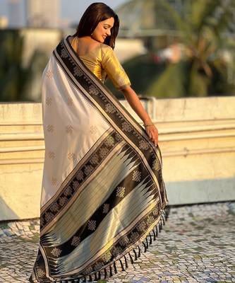 Off white soft silk rangoli art zari weaving saree with contrast blouse piece 2