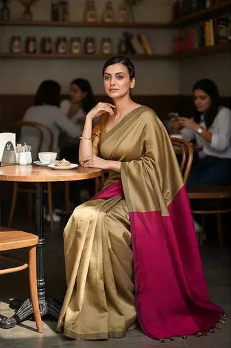 Cream & rani fancy cotton handloom saree with blouse piece for women