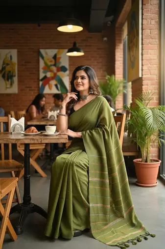 Green fancy cotton handloom saree with blouse piece for women