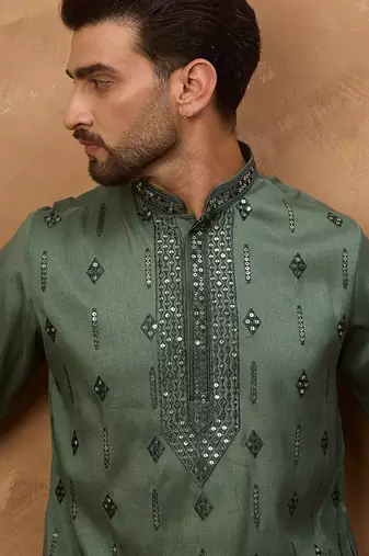 Men green silk blend geometric embroidered straight kurta with pant set