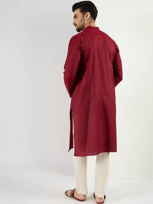 Men maroon cotton solid woven design straight kurta 4
