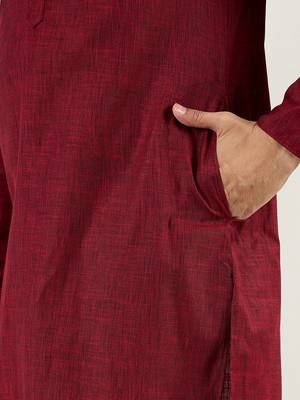 Men maroon cotton solid woven design straight kurta 5