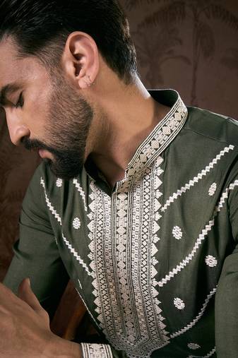 Men green silk blend solid embroidered straight kurta with trouser