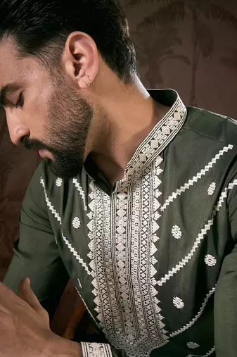 Men green silk blend solid embroidered straight kurta with trouser
