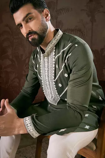 Men green silk blend solid embroidered straight kurta with trouser