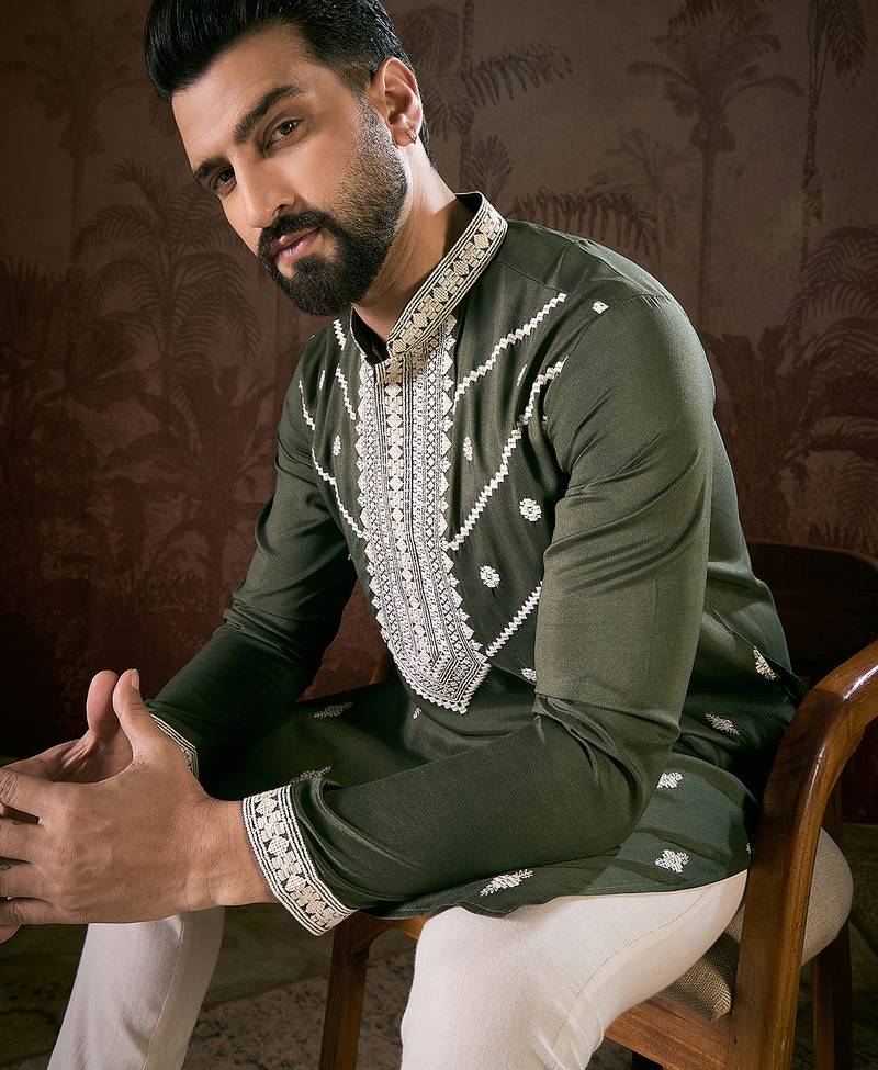 Men green silk blend solid embroidered straight kurta with trouser