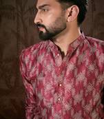 Men maroon silk blend chevron printed straight kurta with trouser