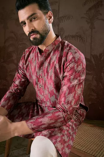 Men maroon silk blend chevron printed straight kurta with trouser