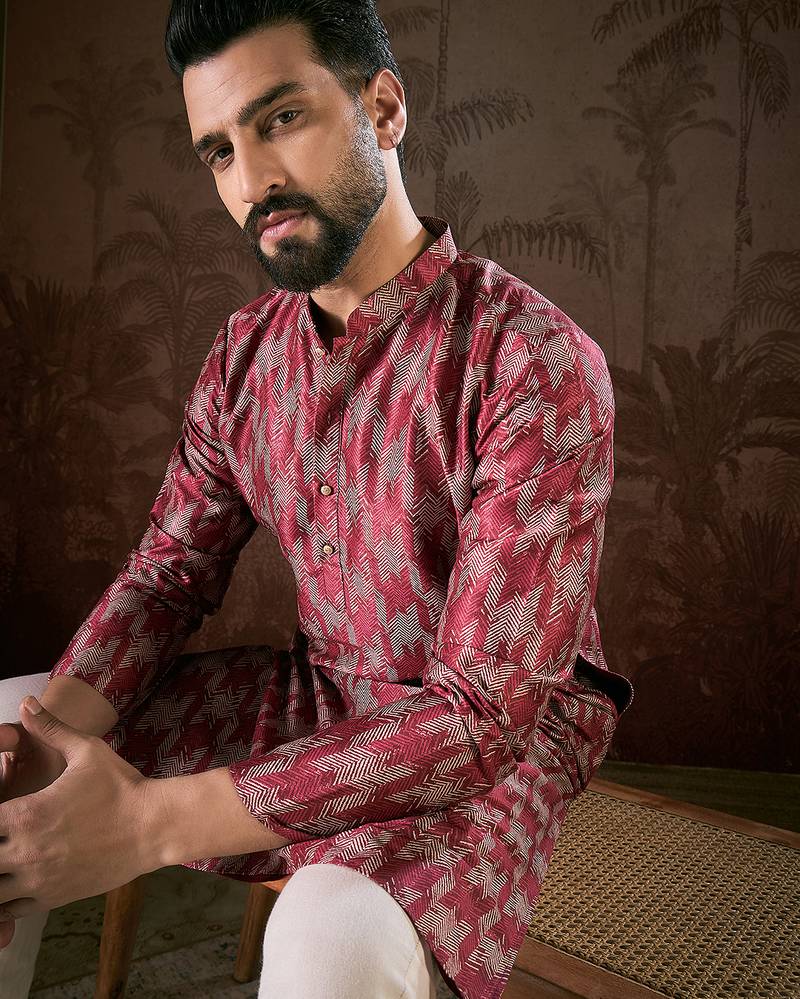 Men maroon silk blend chevron printed straight kurta with trouser