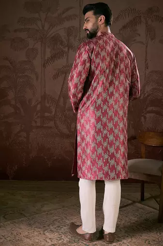 Men maroon silk blend chevron printed straight kurta with trouser