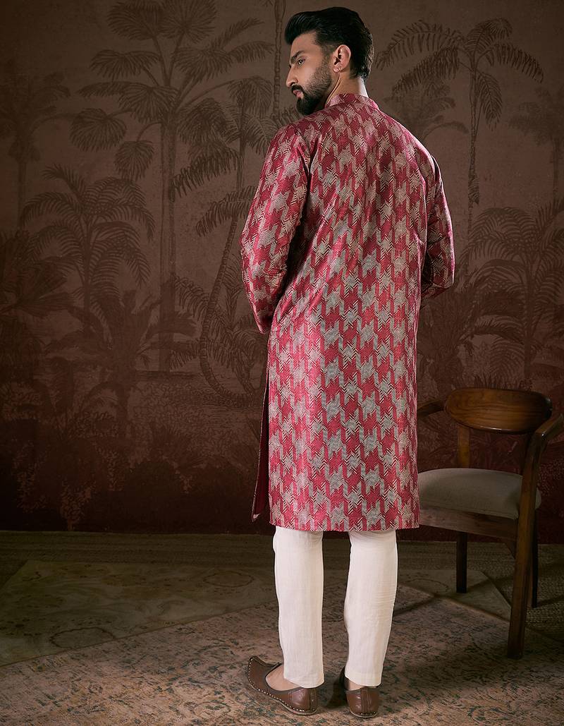 Men maroon silk blend chevron printed straight kurta with trouser