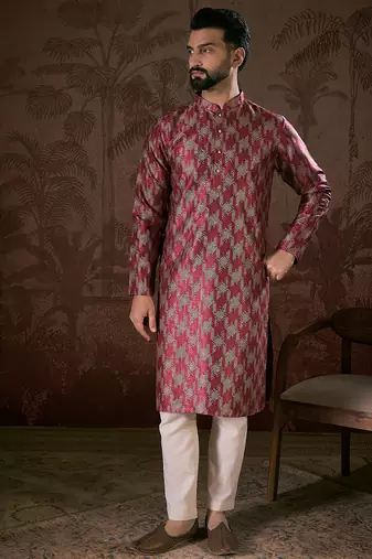 Men maroon silk blend chevron printed straight kurta with trouser