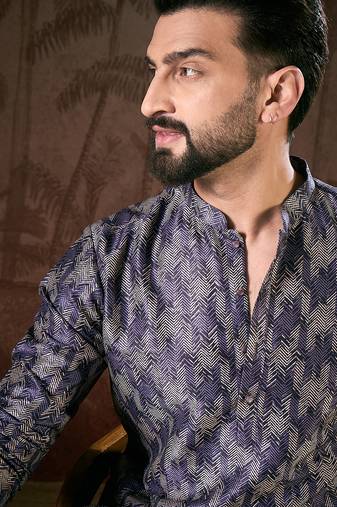 Men violet silk blend chevron printed straight kurta with trouser