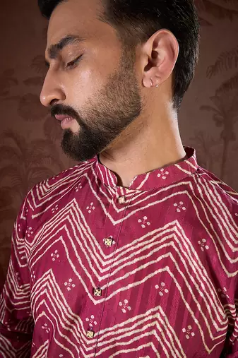 Men magenta silk blend chevron printed straight kurta with trouser
