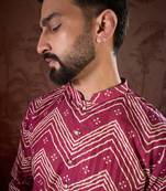 Men magenta silk blend chevron printed straight kurta with trouser