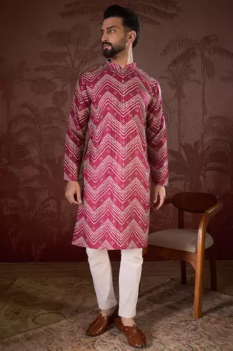 Men magenta silk blend chevron printed straight kurta with trouser