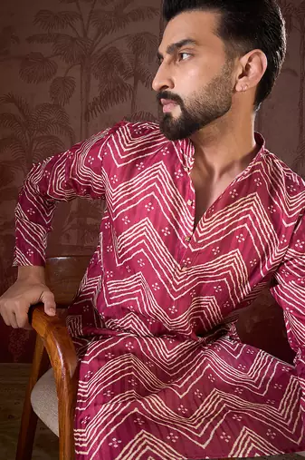 Men magenta silk blend chevron printed straight kurta with trouser