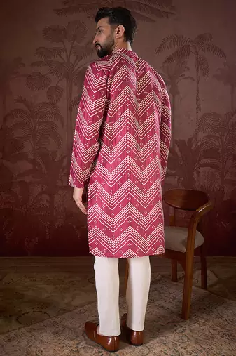 Men magenta silk blend chevron printed straight kurta with trouser