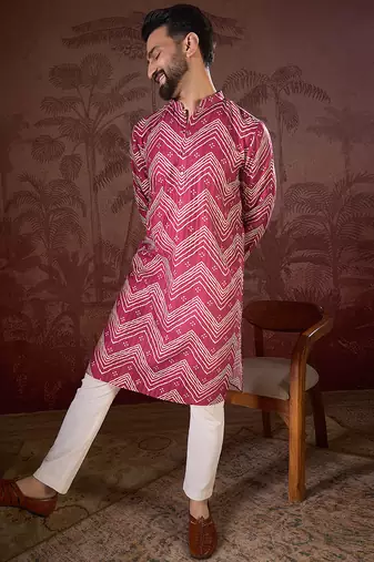 Men magenta silk blend chevron printed straight kurta with trouser