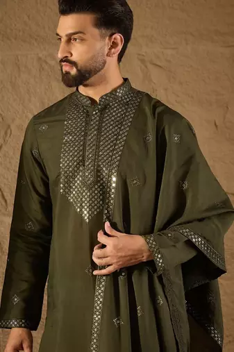 Men green silk blend embroidered straight kurta trouser with dupatta
