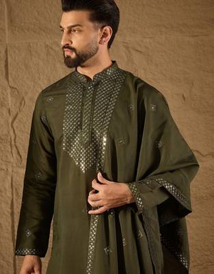 Men green silk blend solid embroidered straight kurta with dupatta 1