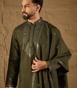 Men green silk blend solid embroidered straight kurta with dupatta