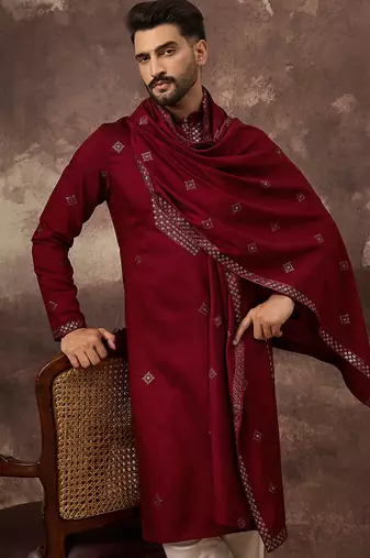 Men maroon silk blend solid embroidered straight kurta with dupatta