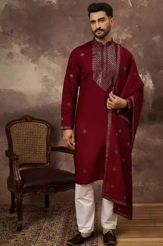 Men maroon silk blend solid embroidered straight kurta with dupatta