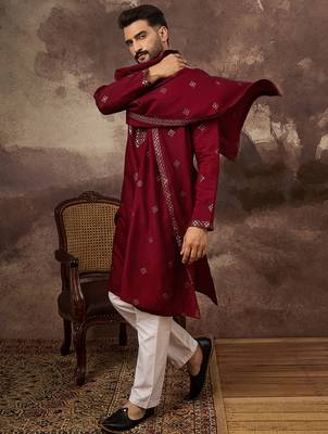Men maroon silk blend solid embroidered straight kurta with dupatta 3