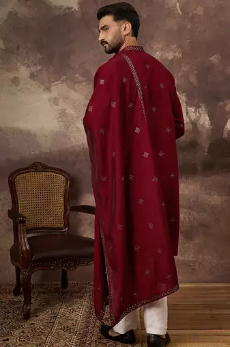 Men maroon silk blend solid embroidered straight kurta with dupatta