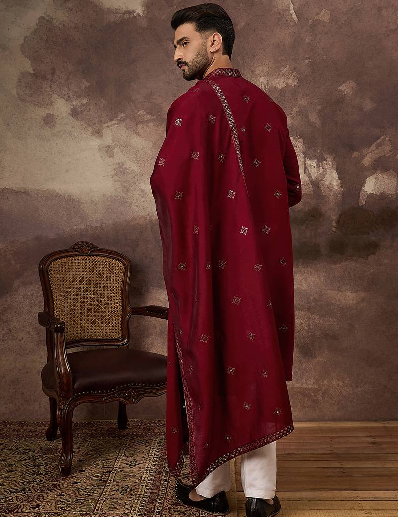 Men maroon silk blend solid embroidered straight kurta with dupatta