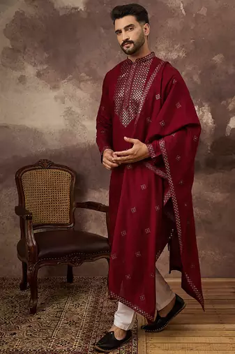 Men maroon silk blend solid embroidered straight kurta with dupatta