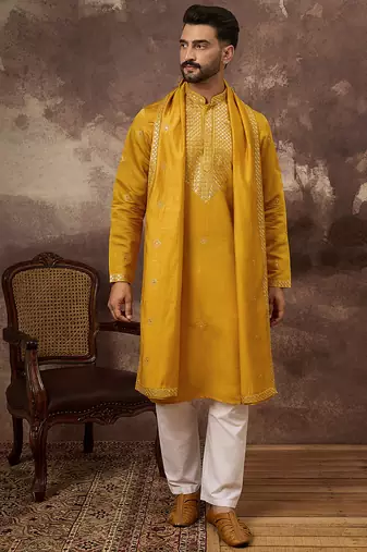 Men yellow silk blend solid embroidered straight kurta with dupatta