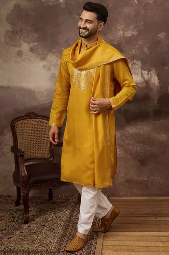 Men yellow silk blend solid embroidered straight kurta with dupatta