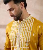 Men yellow silk blend embroidered mandarin collar straight kurta