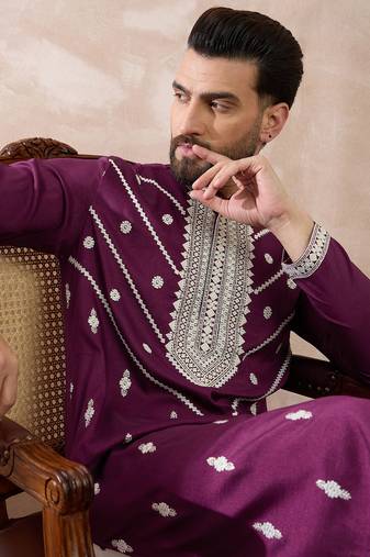 Men purple silk blend embroidered mandarin collar straight kurta
