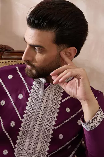 Men purple silk blend embroidered mandarin collar straight kurta