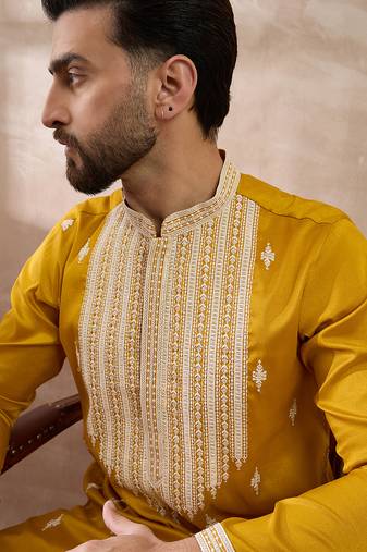 Men yellow silk blend embroidered mandarin collar straight kurta