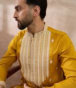 Men yellow silk blend embroidered mandarin collar straight kurta