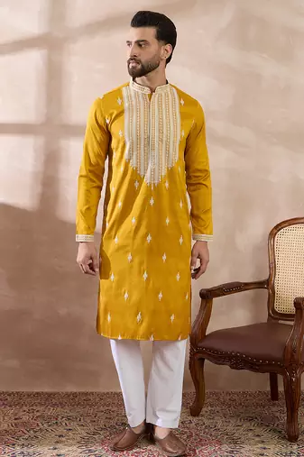 Men yellow silk blend embroidered mandarin collar straight kurta