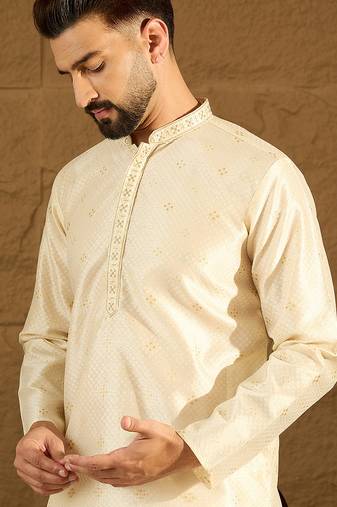 Men off white silk blend solid woven design straight kurta