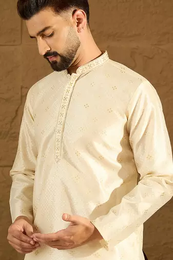 Men off white silk blend solid woven design straight kurta